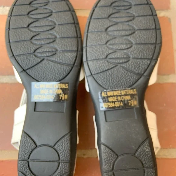 Classique White Vegan Leather Sandals - Picture 4 of 9